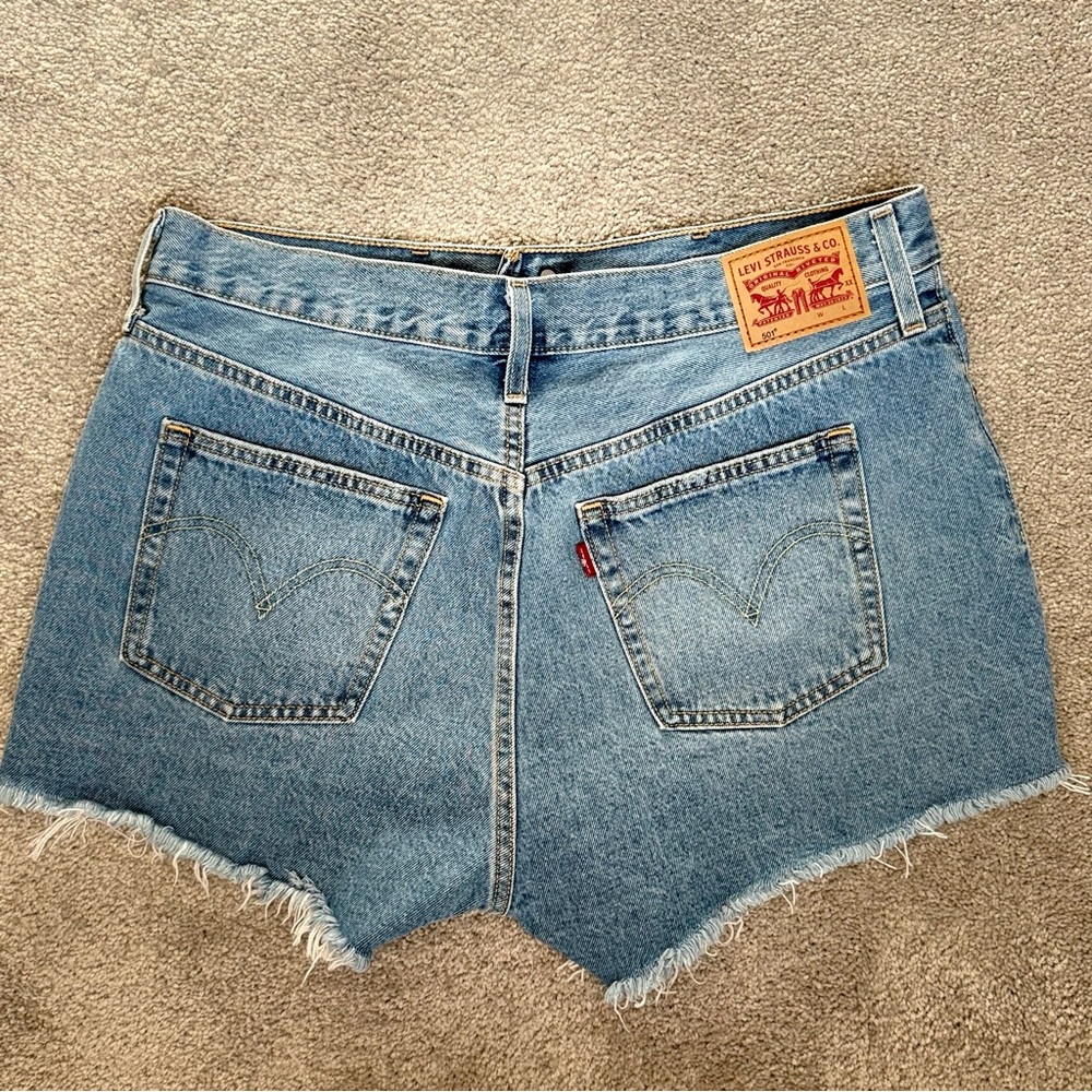 Levi’s 501 Button Fly High-Rise Denim Short W34 Light Wash Distressed Festival - Picture 2 of 15